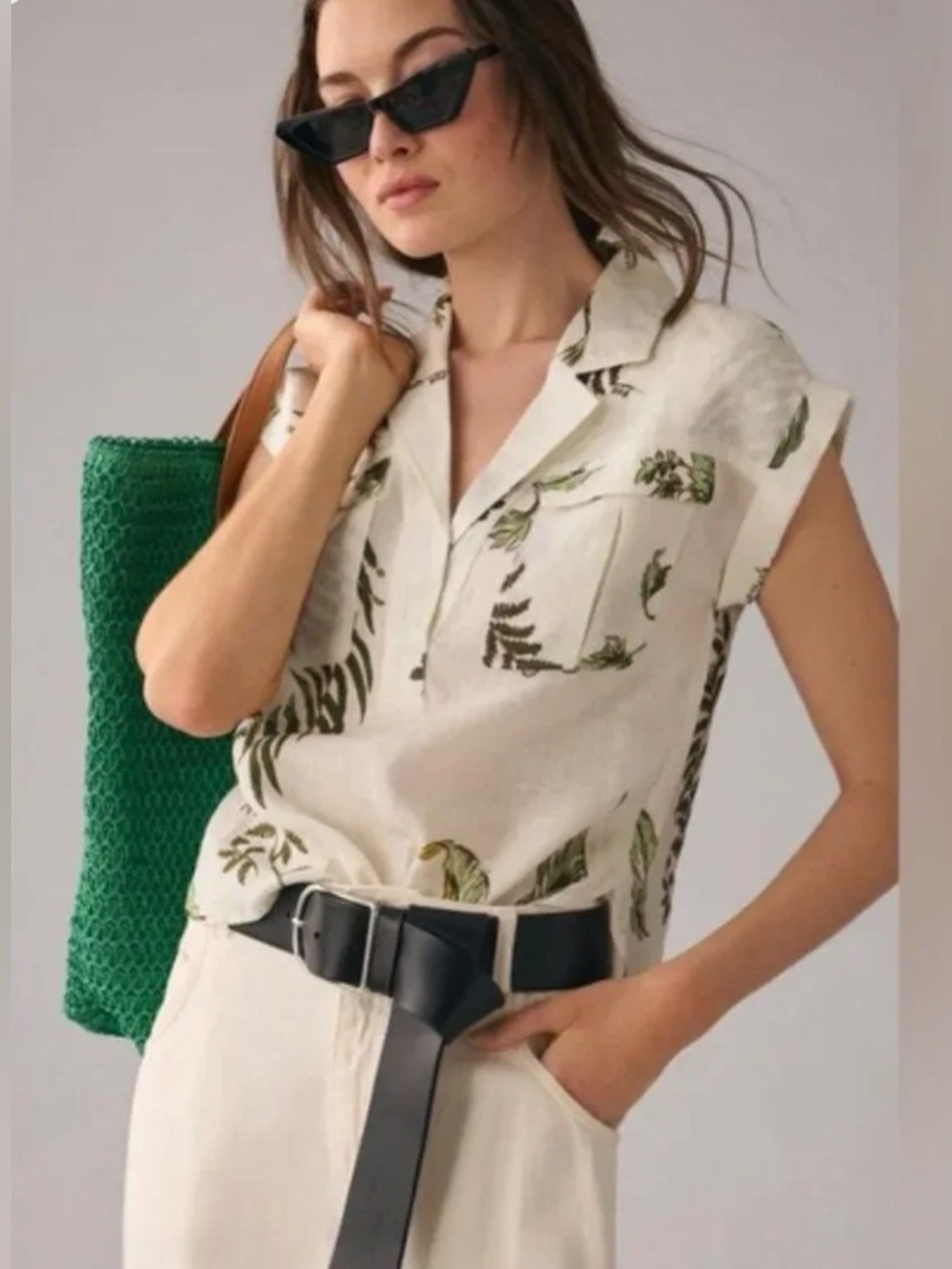 Anthropologie Cream Botanical Print Short Sleeve Button Shirt size Medium